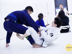 -菠萝格斗巴西柔术训练馆