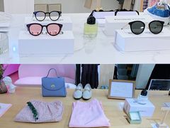 店内还有饰品-nana showroom娜娜家服装店
