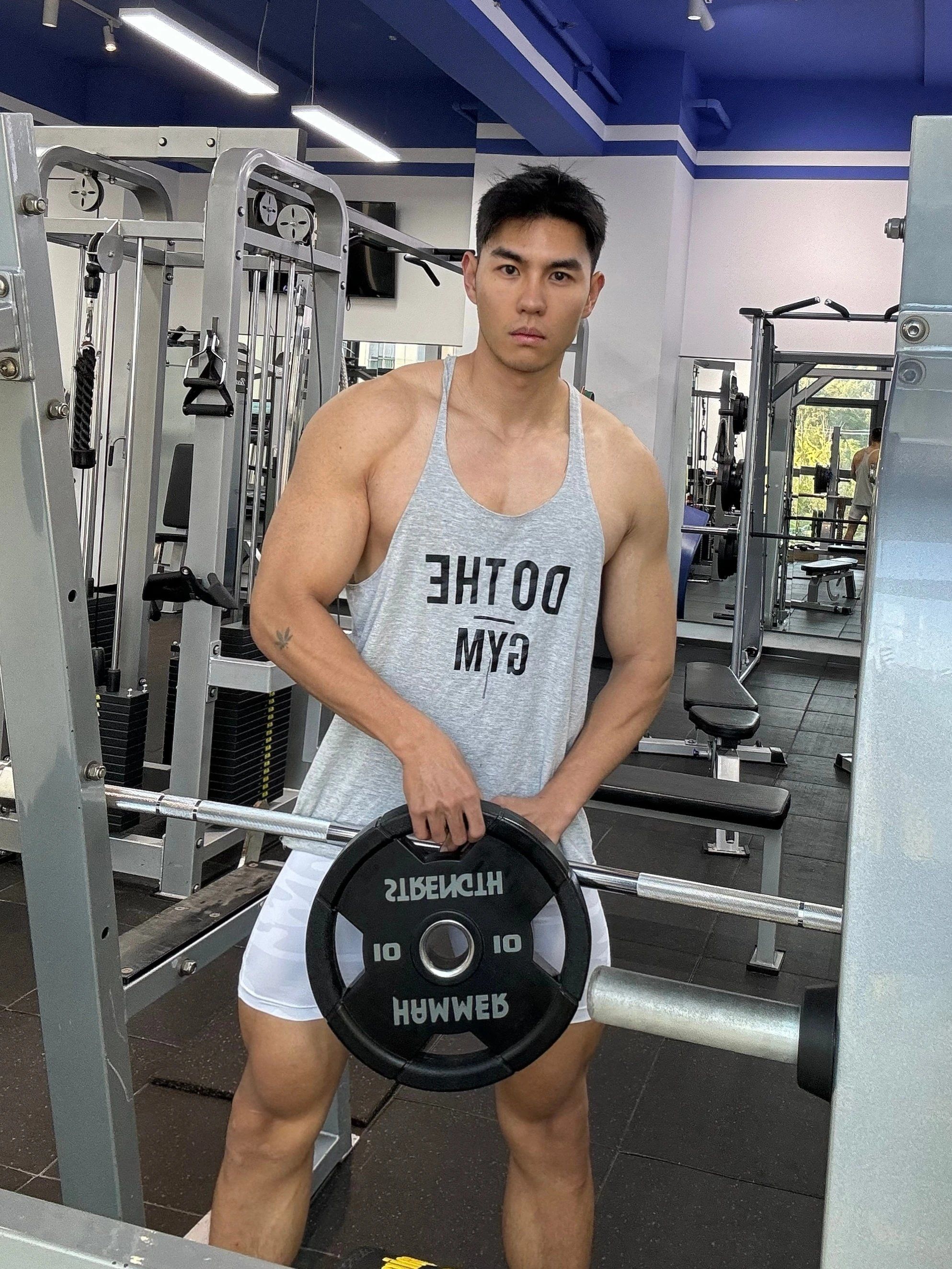 小肌肉男孩秀肌肉