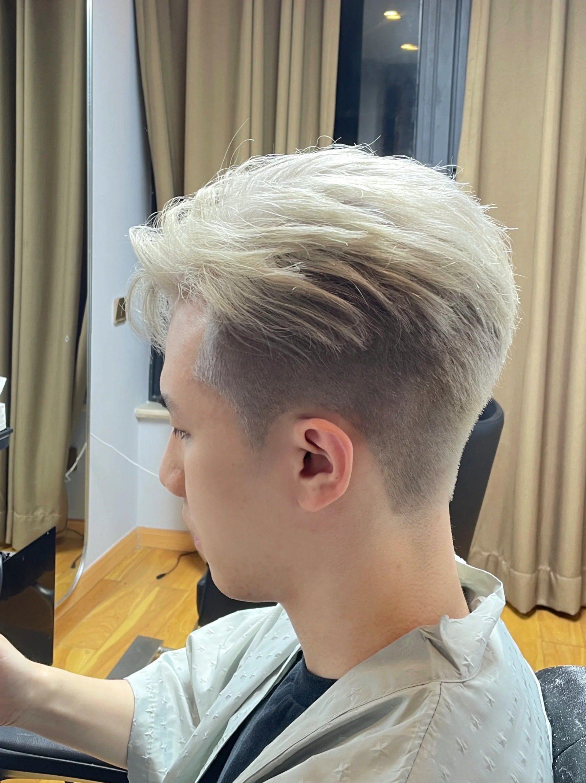 n漂头发重点考虑的不是当时染完的颜色,
因为漂发染的颜色掉色