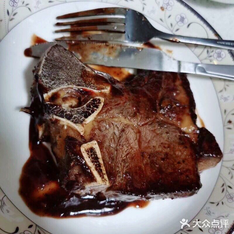 牛排骨2～3根 黄油1盒 配料：酱油、黑椒、辣酱