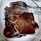 牛排骨2～3根 黄油1盒 配料：酱油、黑椒、辣酱