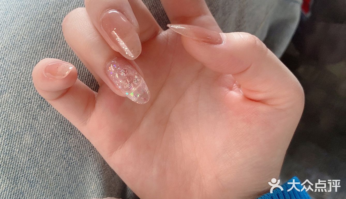 一家很小很小很小的美甲店