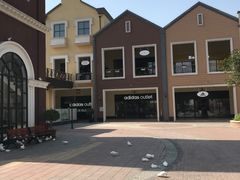 -王府井奥莱临潼小镇(临潼店)