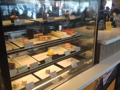 面包甜点陈列柜-麦当劳(健德桥得来速店)