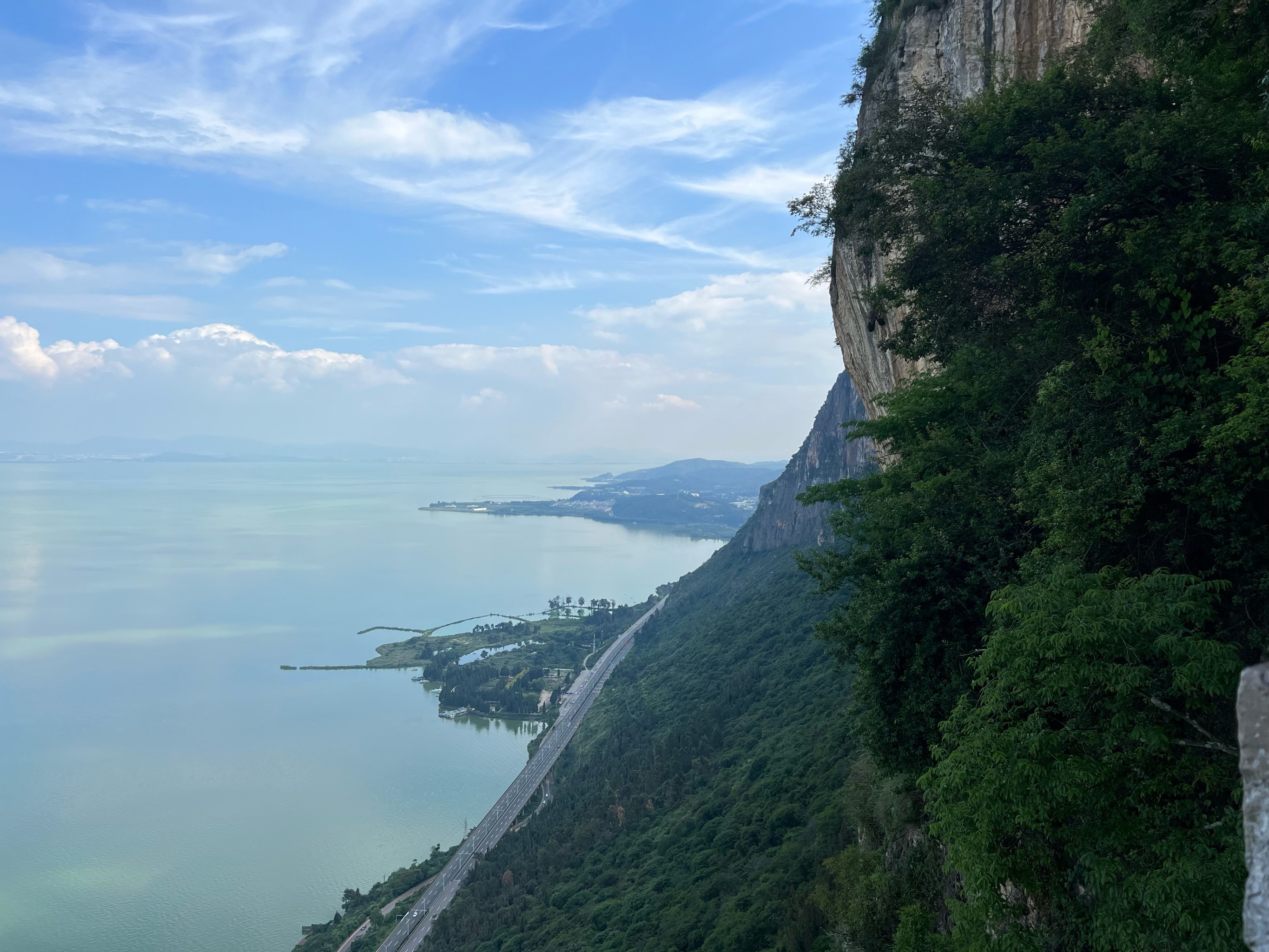 昆明滇池,西山睡美人,蓝天白云
