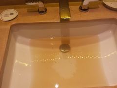 这是酒店中的洗刷和饮用水（烧水壶水）-余姚阳明温泉山庄