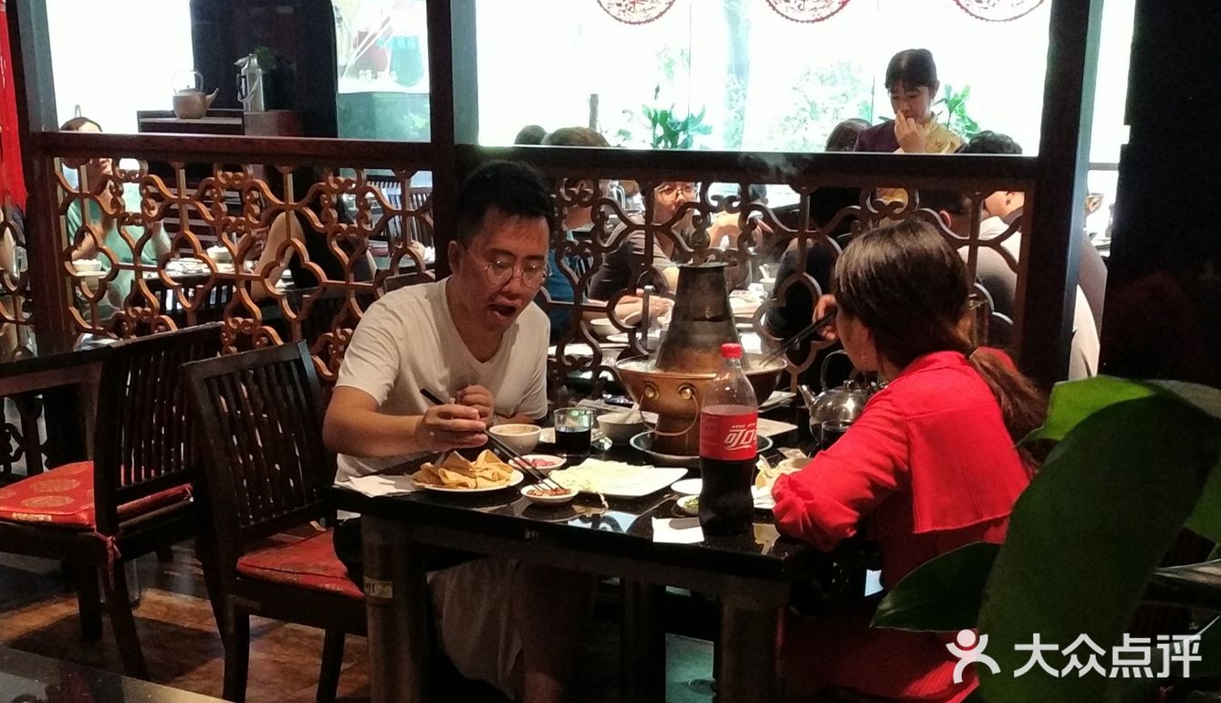 服务态度不算好，因为有一盘羊肉颜色发黑