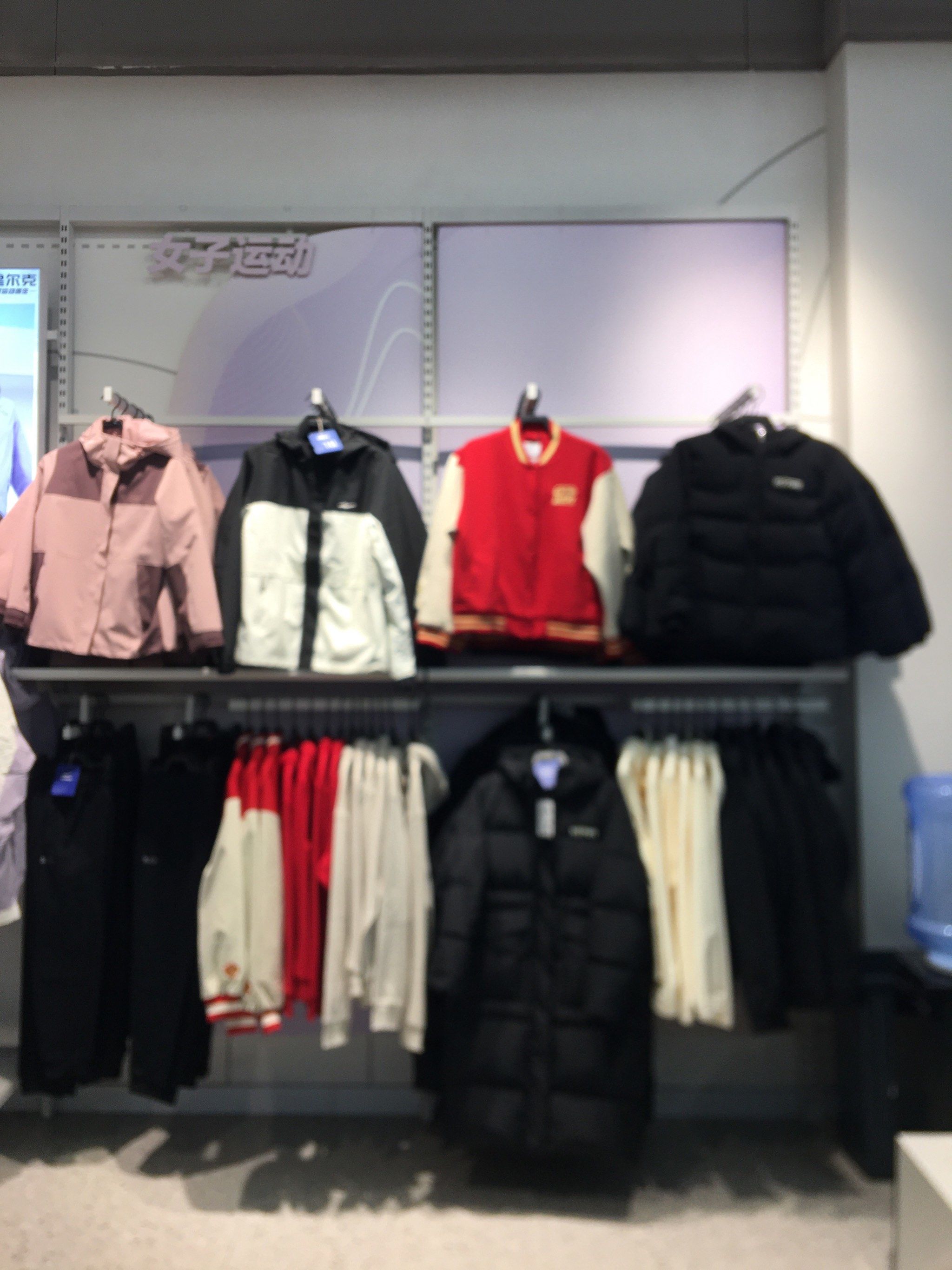 杉杉奥莱二七店鸿星尔克新年款到货!