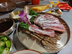 -围炉肉舍•炭烤活鳗•丹东海鲜烤肉(步行街店)