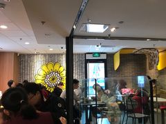 等位区-麦当劳(新达汇三林店)