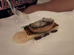 香煎鹅肝配黑橄榄，荔枝酱和吐司-Jean Georges