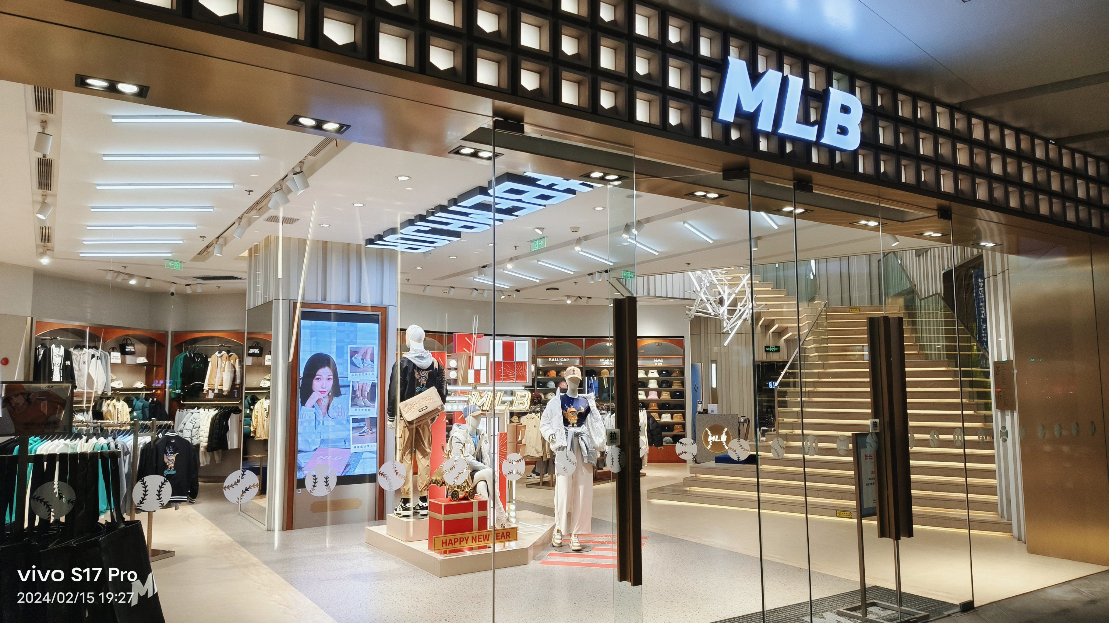 美罗城上下二层的帽子00店