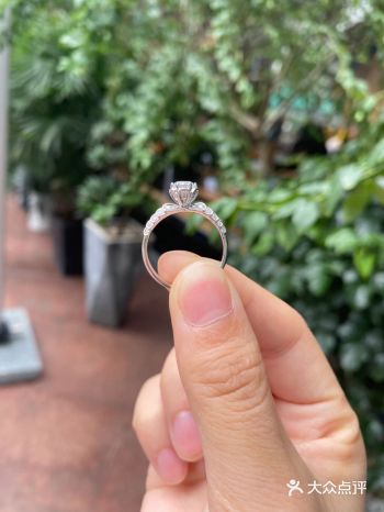 坐标青岛钻戒0.5克拉，是不是算小啊！