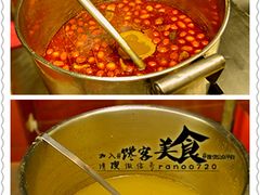 泰餐大厨熬制好的两个口味泰式锅底-昆明中心皇冠假日酒店