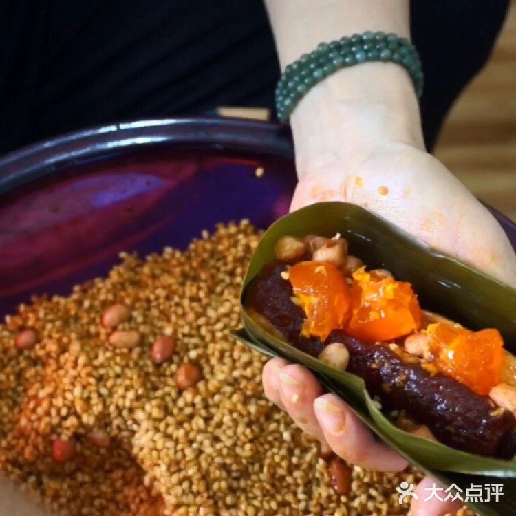 炒鸡无敌好吃的手工大肉粽，内馅简直绝了[得意]