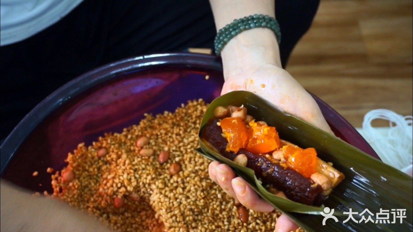 炒鸡无敌好吃的手工大肉粽，内馅简直绝了[得意]