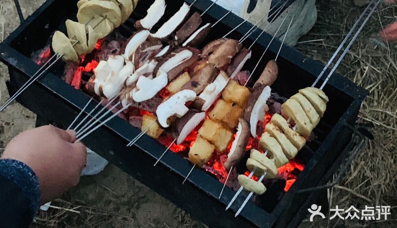 说着要烧烤，就和爸爸他们去山脚下