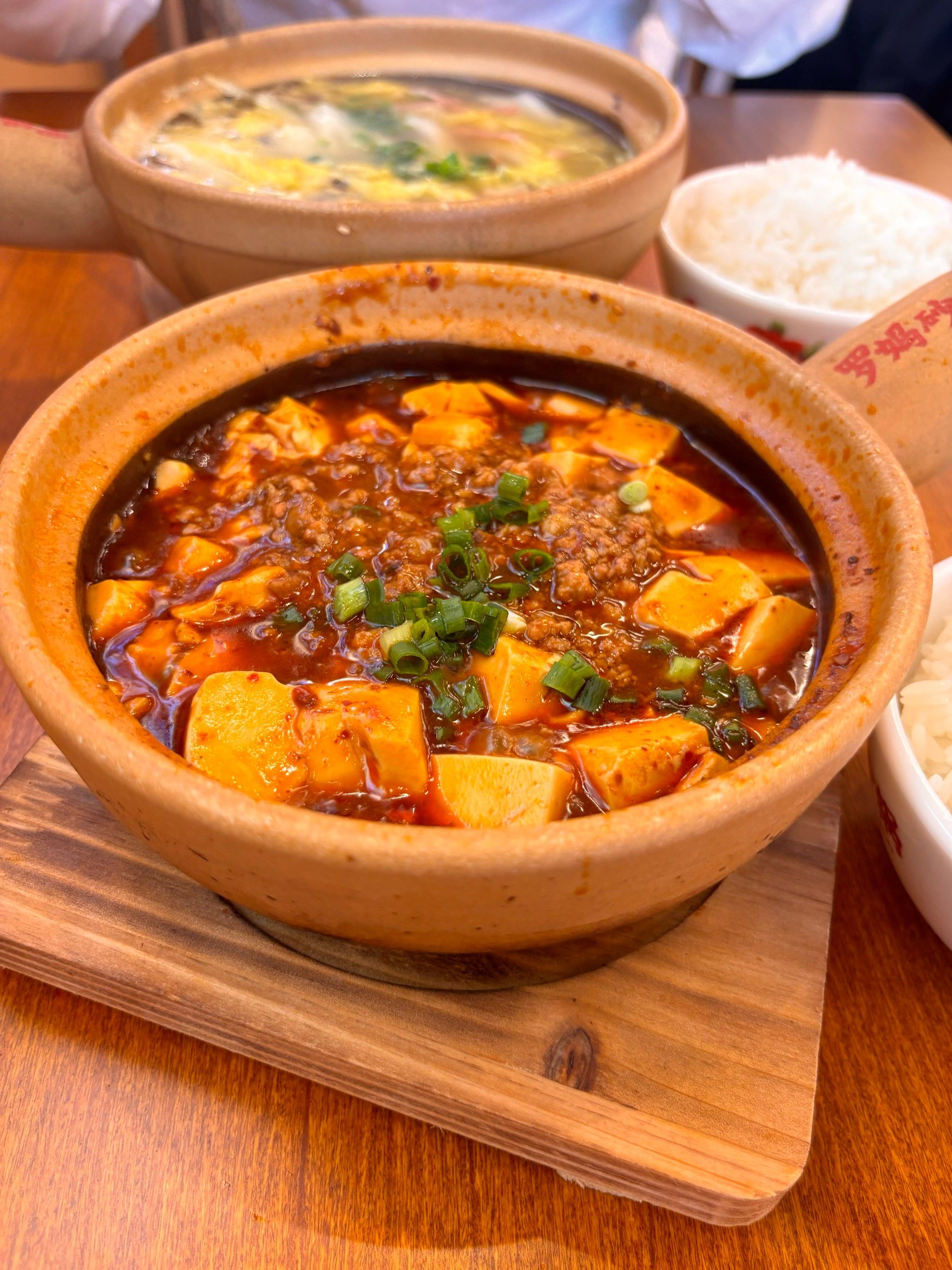 麻婆豆腐砂锅滑嫩味道不错,特别的下饭,番茄牛腩软烂入味,上汤娃娃菜