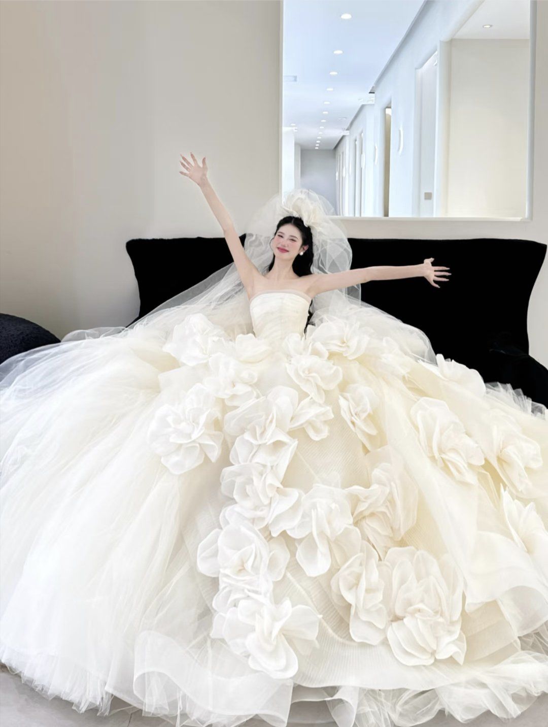 人气王👑 隆重无暇的浮雕豪华大拖尾婚纱