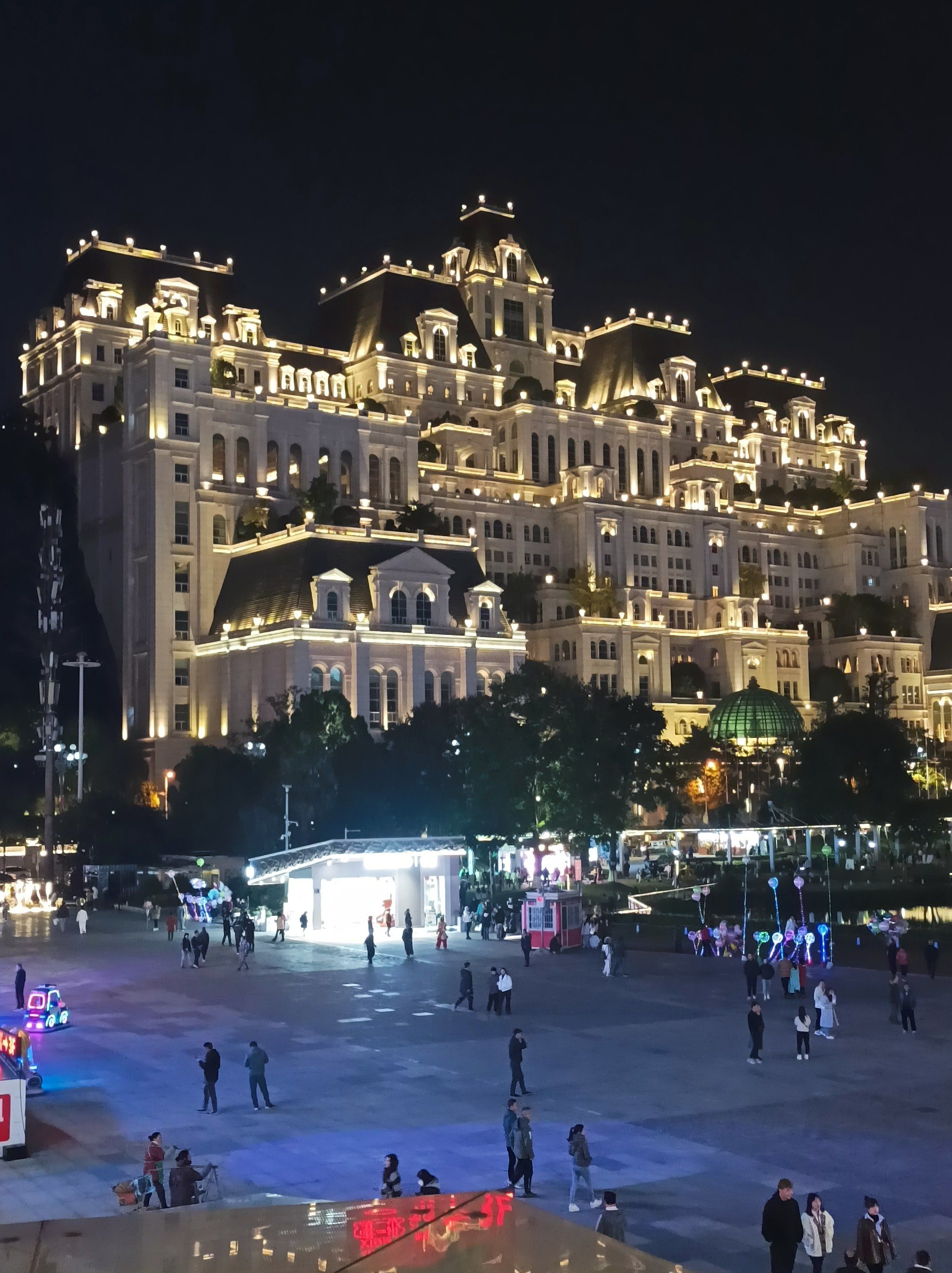 n这里是贵阳的特色,一边是花果园,一边是号称贵州的白宫,夜景挺美的