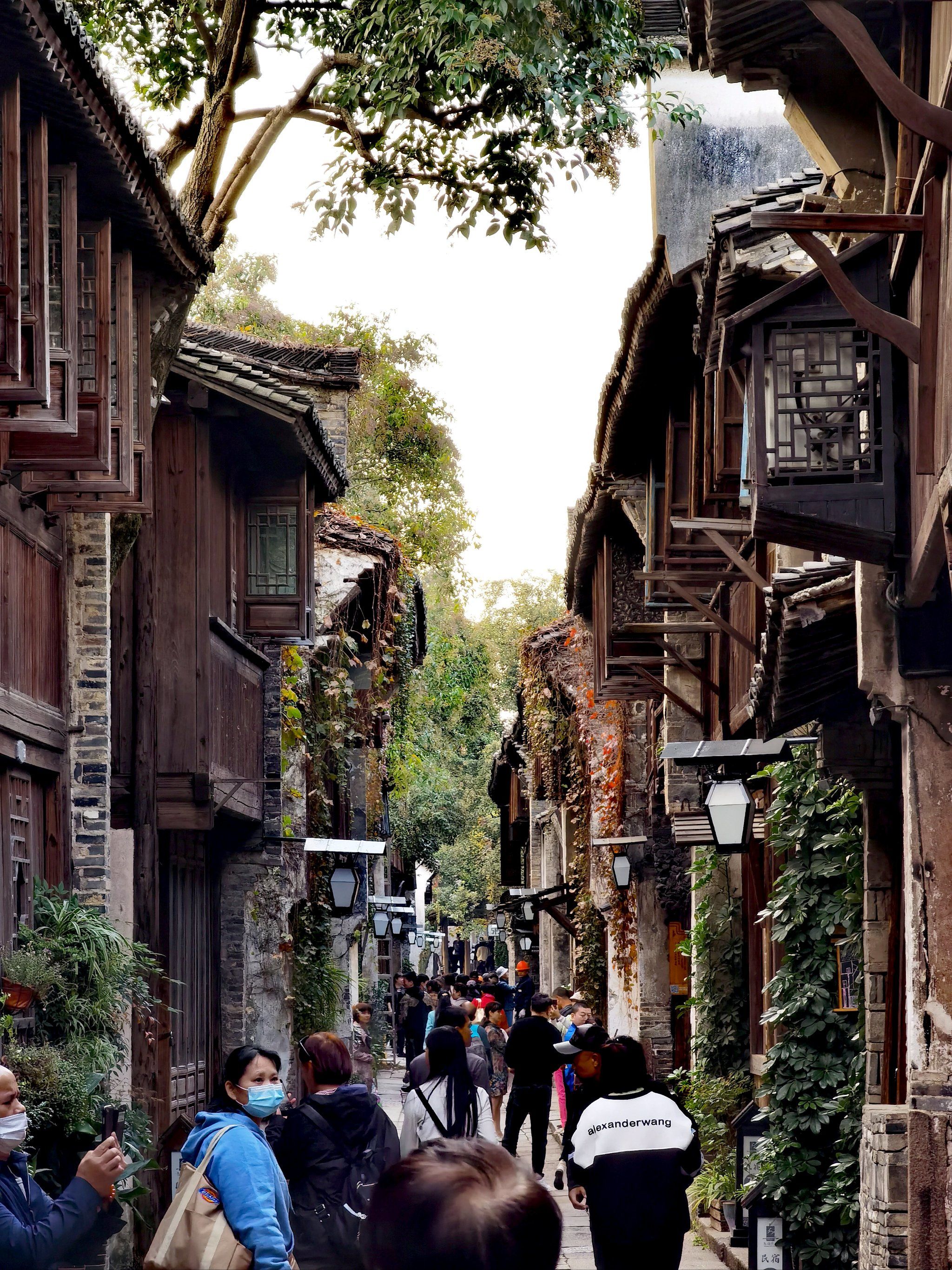 人潮汹涌的古街故事