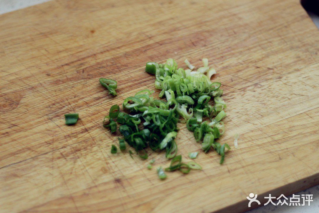 3面条煮好 过凉水 4老抽 酱油 白糖和盐昏混合