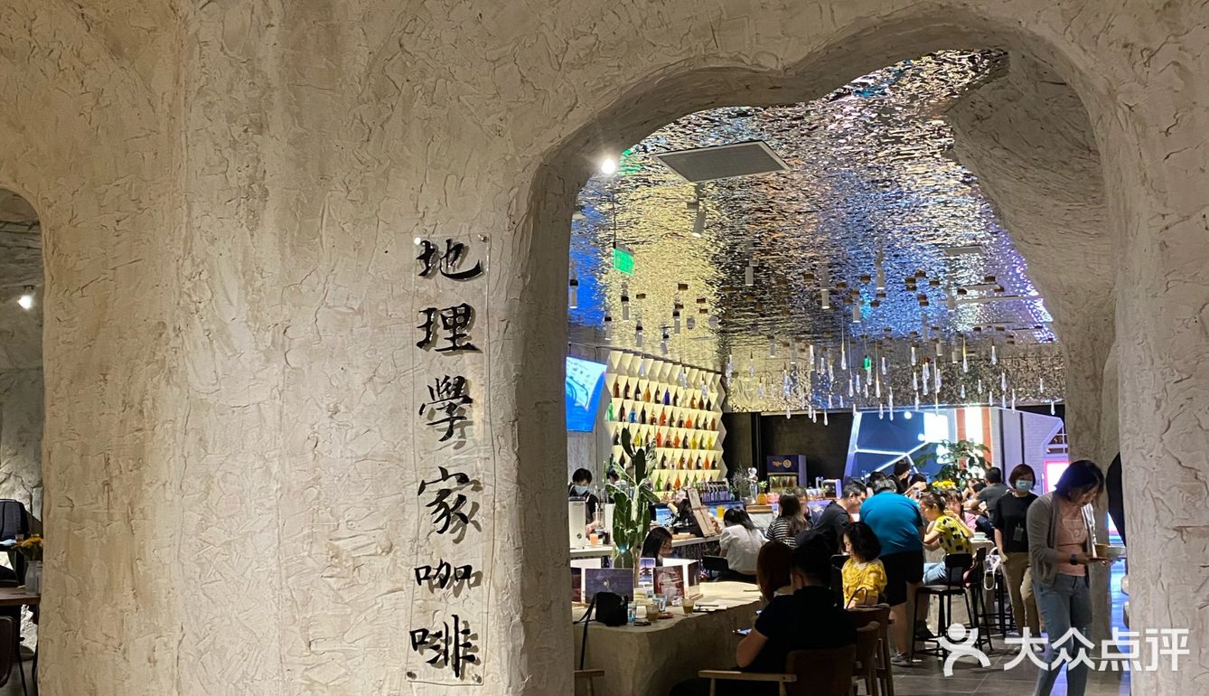 咖啡馆开在书店里面别有洞天