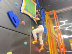 -爱蹦iBOON蹦床运动馆(江汉店)