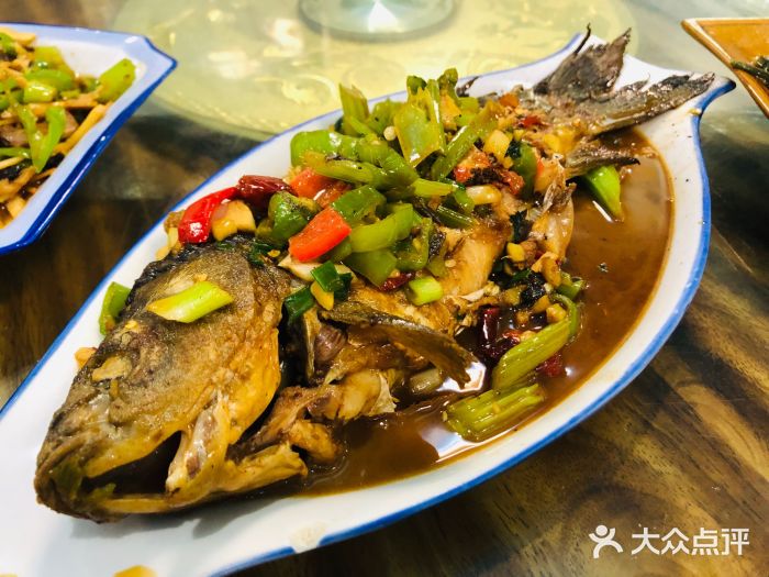 三清风味红烧活鱼图片