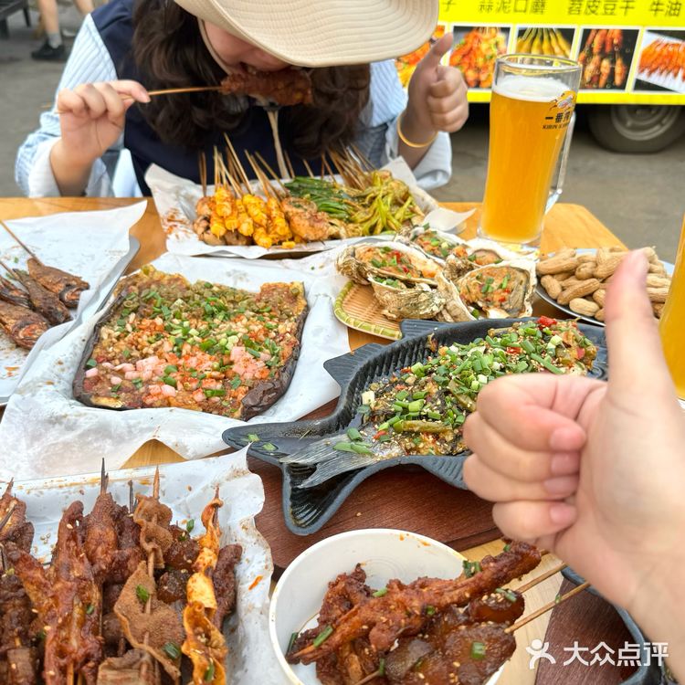 成都烧烤。。。夜市小摊确实很🐮！味道👍🏻