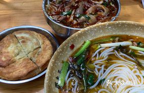 Bone Soup Spicy Chicken Offal Rice Noodles