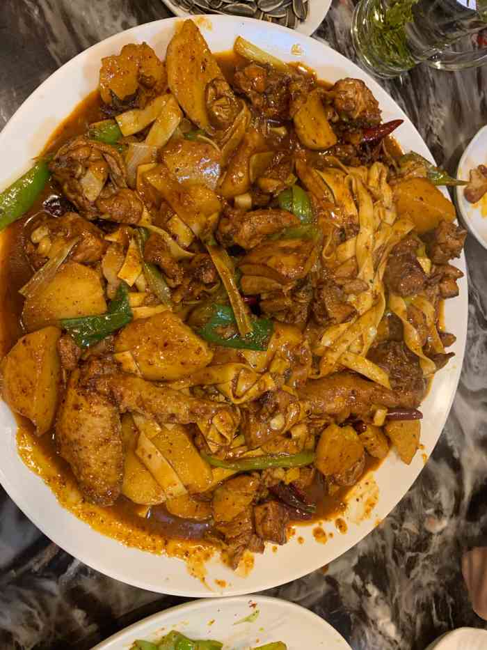 撒尔塔大盘鸡(安宁农大店"我比较喜欢吃他们家的爆辣版的,鸡肉软烂