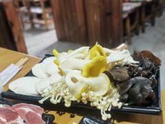 -果松木炭酸菜铜火锅·外婆参鸡汤