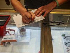 -目上眼镜·蔡司依视路授权(青浦宝龙店)