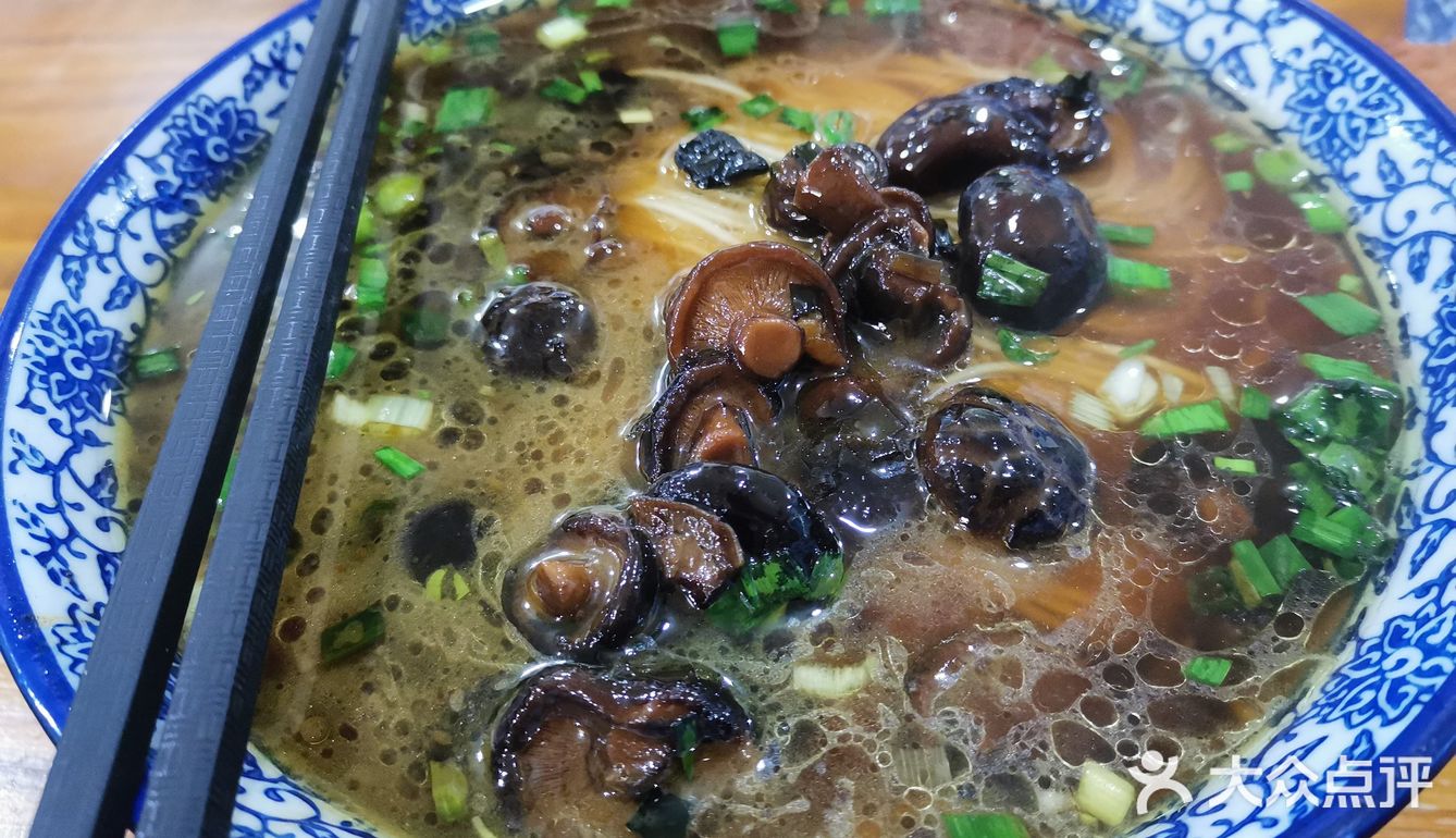 面上一层比较重的油花是香菇浇头里带的