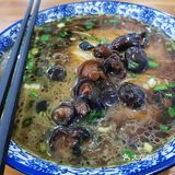面上一层比较重的油花是香菇浇头里带的
