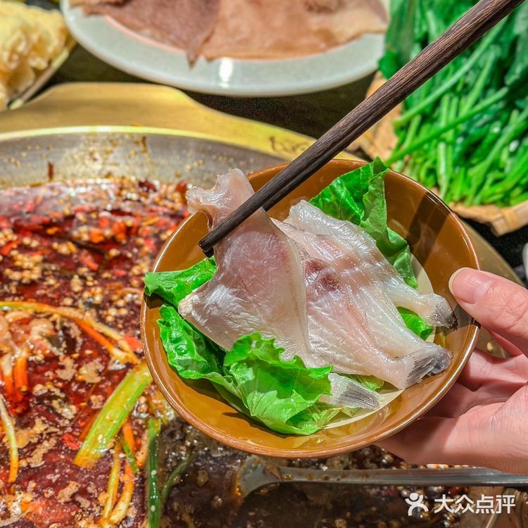 他家的牛蛙和鱼头都是当日新鲜现杀现做的