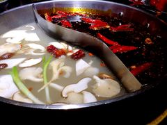 菌菇鸳鸯锅底-渝利重庆火锅