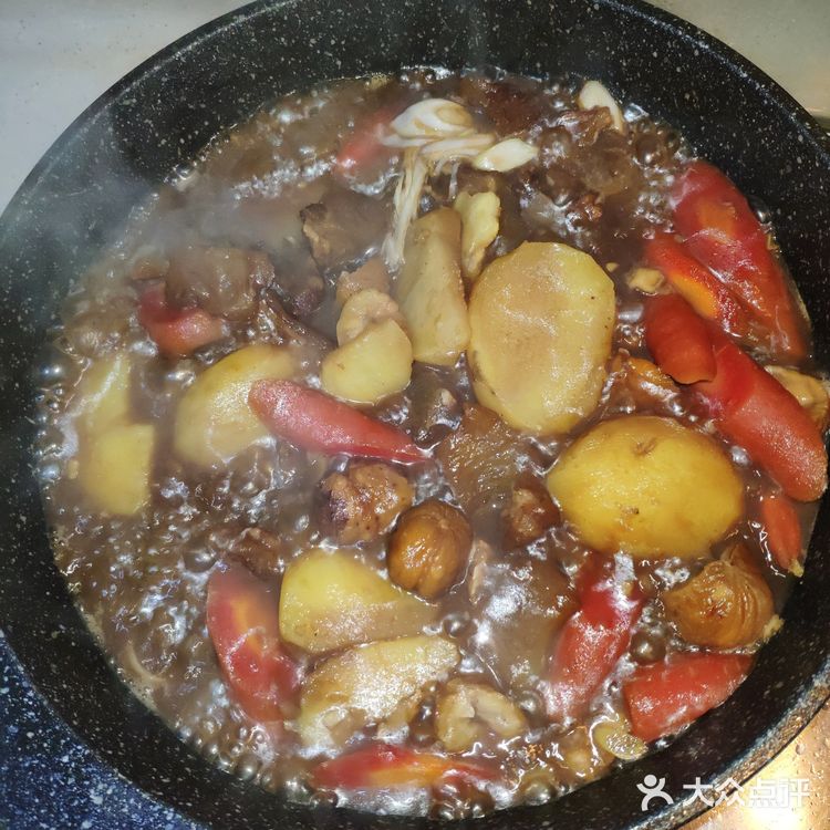 美食烹饪の惹味胡萝卜土豆炖牛腩