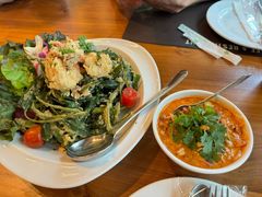 -Chom Cafe and Restaurant