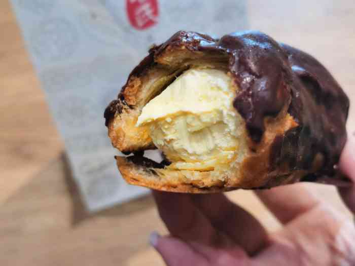 打分 「哈斗」很硬的泡芙皮 代可可脂的甜腻巧克力 没有奶味的老式