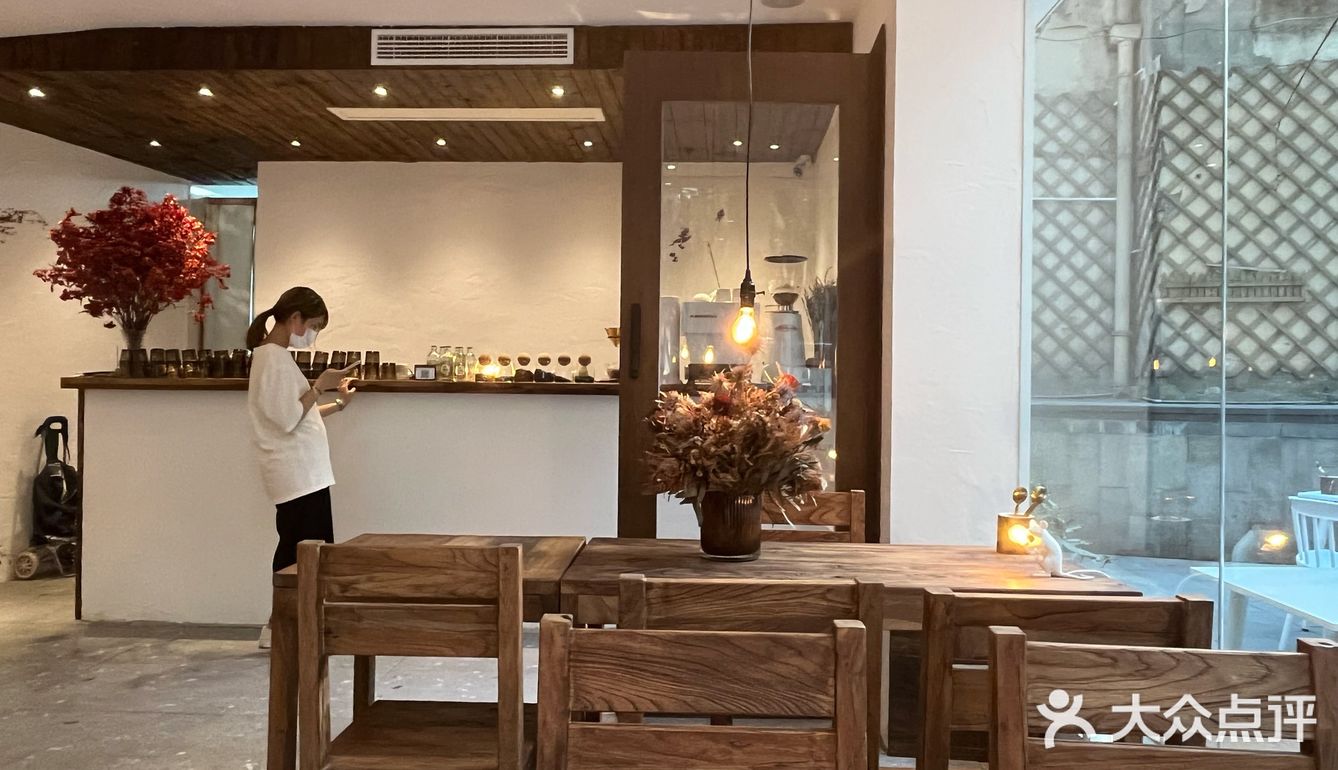 浪漫的街边花园咖啡甜品店
