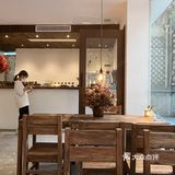 浪漫的街边花园咖啡甜品店