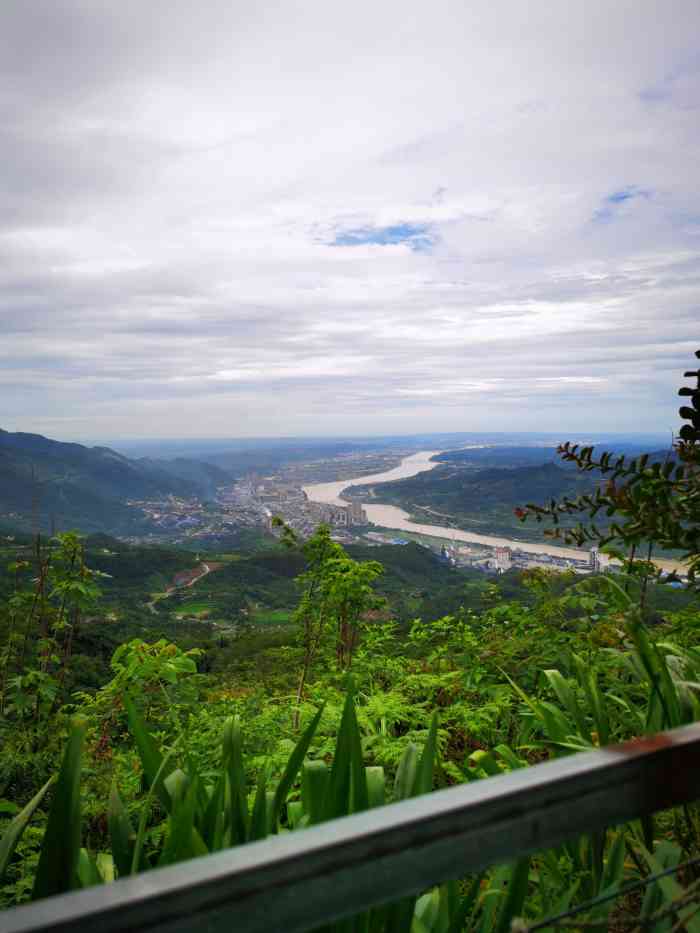 沙湾美女峰森林公园停车场
