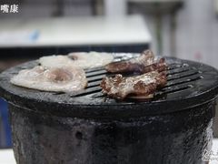五花肉们和牛肉们熟了的样子-大槐树烤肉馆