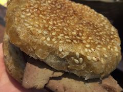 烧饼夹羊肝-天津乾毓德饭庄·清真传统炒菜·海鲜烧烤(咸阳路店)