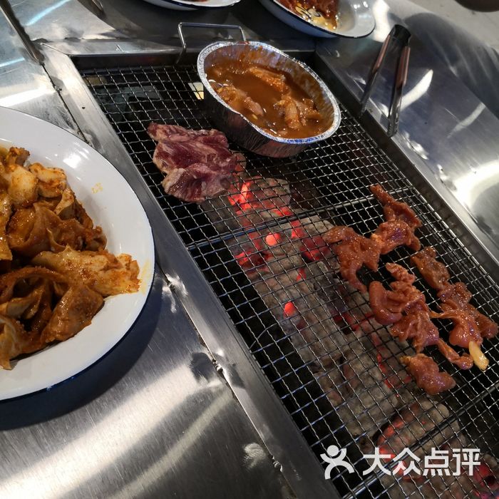 马路牙子地桌烤肉