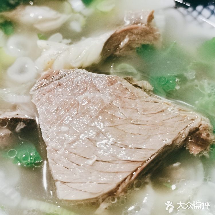 清早就顾客爆满的饸饹和水盆羊肉馆