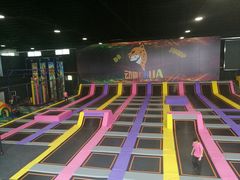 -嘿哟动霸CHUA·新潮玩运动娱乐中心·蹦床滑冰团建乐园